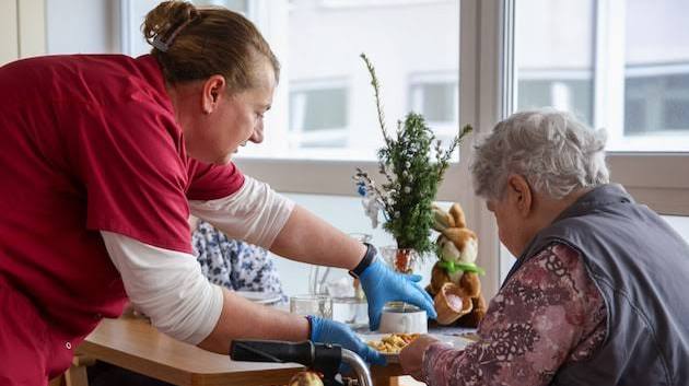 Salzburg kürzt Gelder - Pflegerin kritisiert Sparmaßnahmen: „Das ist Wahnsinn!“