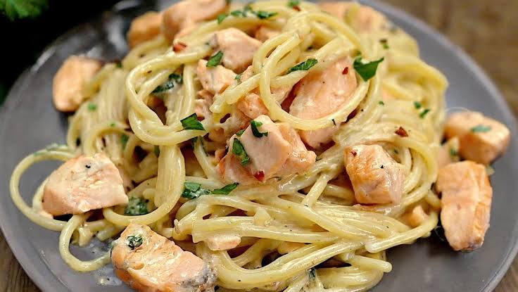 Schnell und unglaublich lecker! Cremige Lachs-Pasta in nur 15 Minuten