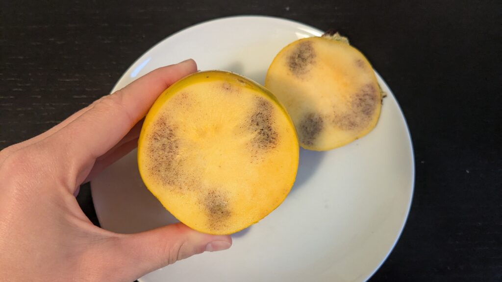 Dunkle Flecken auf der Kaki: Wegwerfen oder noch genießbar?