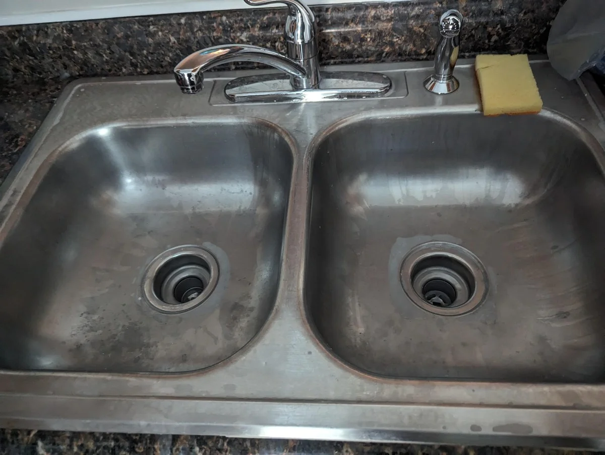 Das Insider-Geheimnis, warum Profis ihren Edelstahl-Spülen mit Pflanzenöl den Glanz zurückgeben - image 2