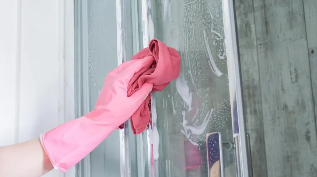 Das putzen glastüren: Warum essigessenz mit salz kalk löst, wo glasreiniger versagt