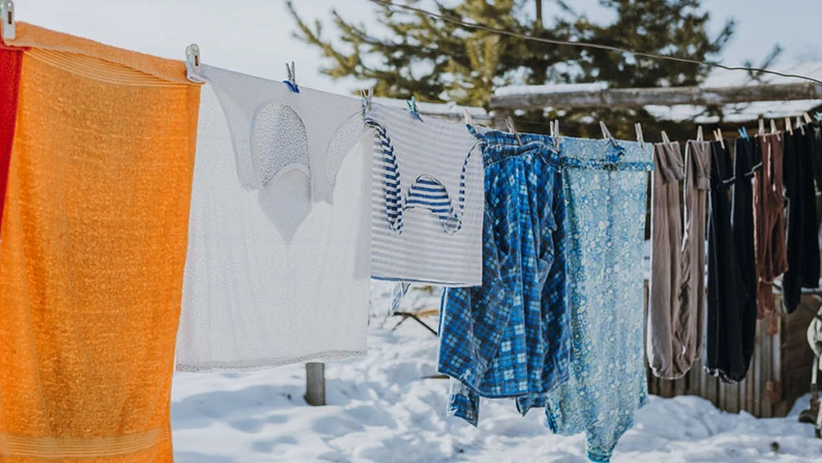 Der Handtuch-Trick: So trocknet Ihre Wäsche im Winter 3x schneller ohne teuren Trockner - image 1