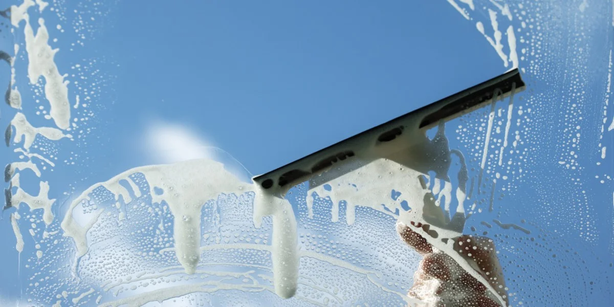 Der Putz-Trick von Profis: Warum ein Löffel Klarspüler Fenster, Dusche und Armaturen streifenfrei hält - image 1