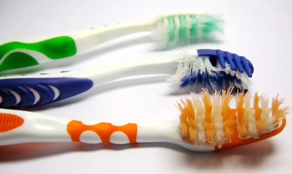 Der versteckte Fehler: Warum erfahrene Österreicher Zahnbürsten jetzt immer VOR dem WC-Deckel verstecken