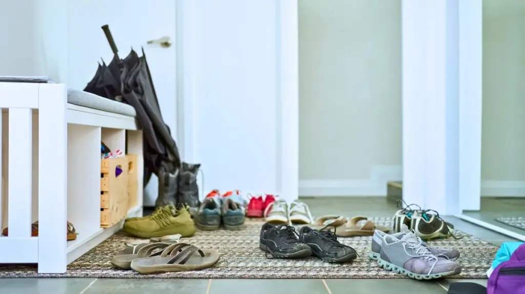 Deshalb legen Aufräum-Profis immer einen leeren Korb direkt neben die Haustür