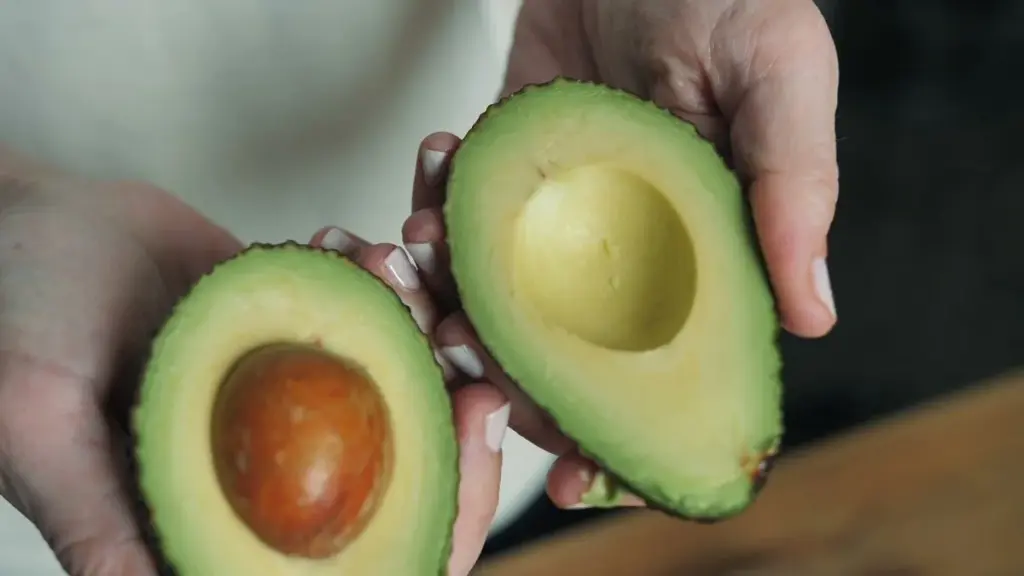 Deshalb legen Profis immer eine Münze unter den Stiel der Avocado