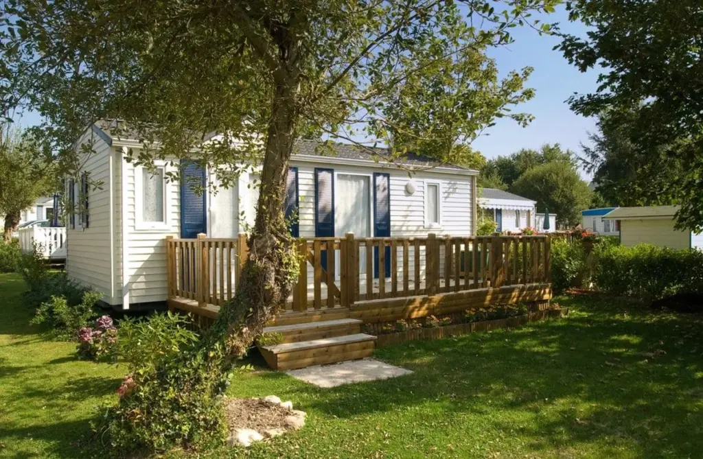 Die Gesetzeslücke, die Ihnen 10.000 € spart: Der Insider-Leitfaden für ganzjähriges Wohnen im Mobilheim