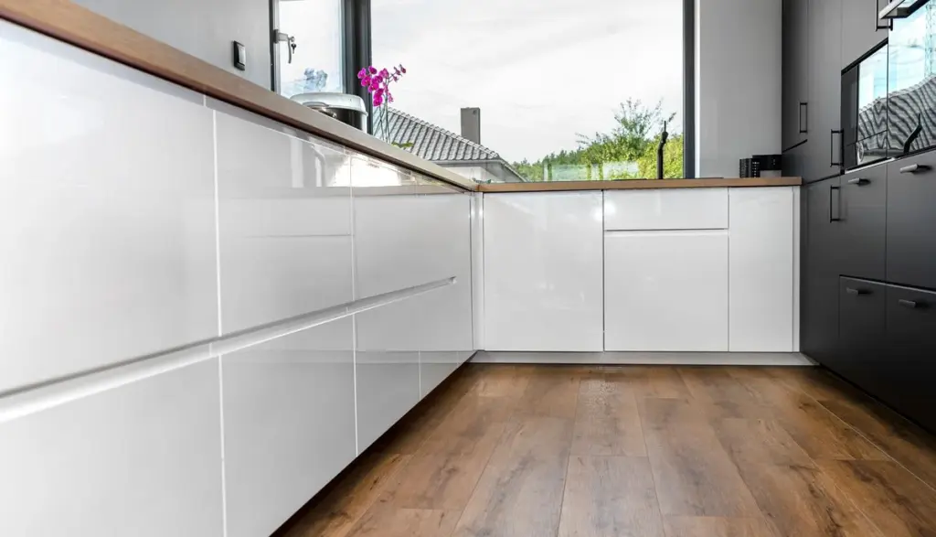 Drei Teile Wasser, ein Teil Essig: Das geheime Mischverhältnis für streifenfreie Hochglanzküchen