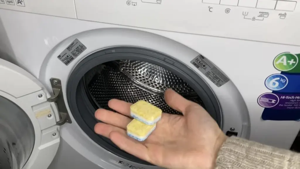Eine Spülmaschinentablette in die Waschtrommel: Der Trick, der den Mief für immer beseitigt