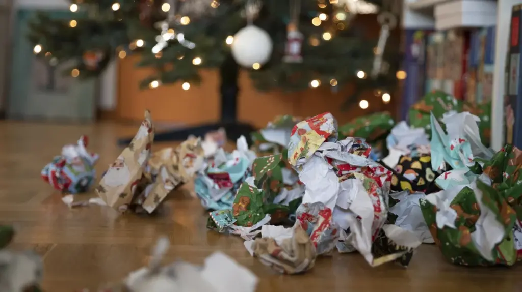 Geschenkpapier: Warum fast alle Österreicher es falsch entsorgen (und es dem Recycling wehtut)
