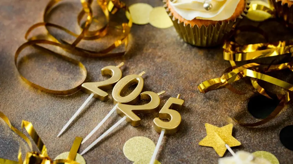 Österreichische Silvester-Tischdeko: 8 schnelle Ideen, die jeder mit Sachen aus dem Haus basteln kann