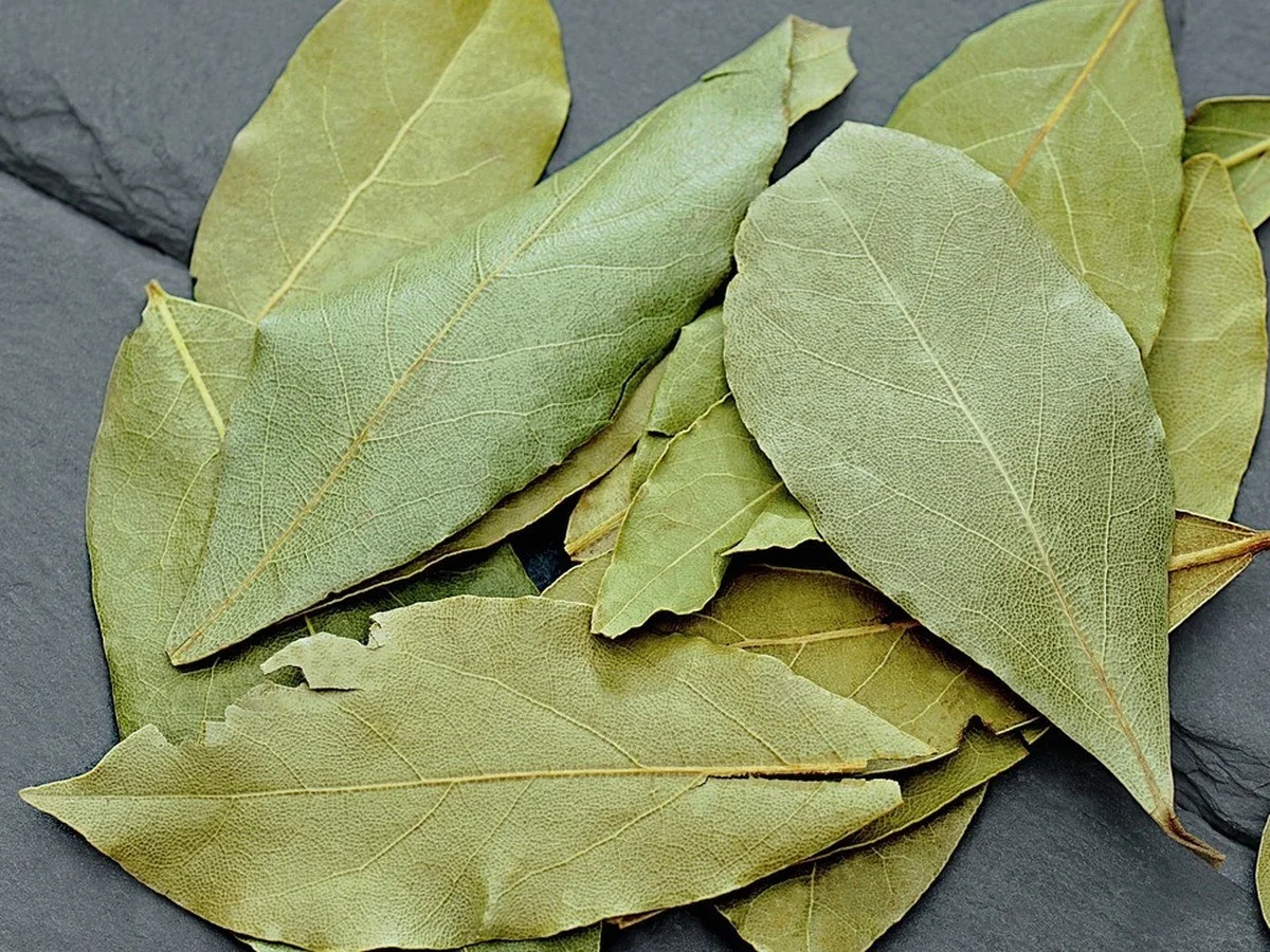 4 Lorbeerblätter und Backpulver: Der Trick, der Ihre Wäsche wie neu aussehen lässt - image 1