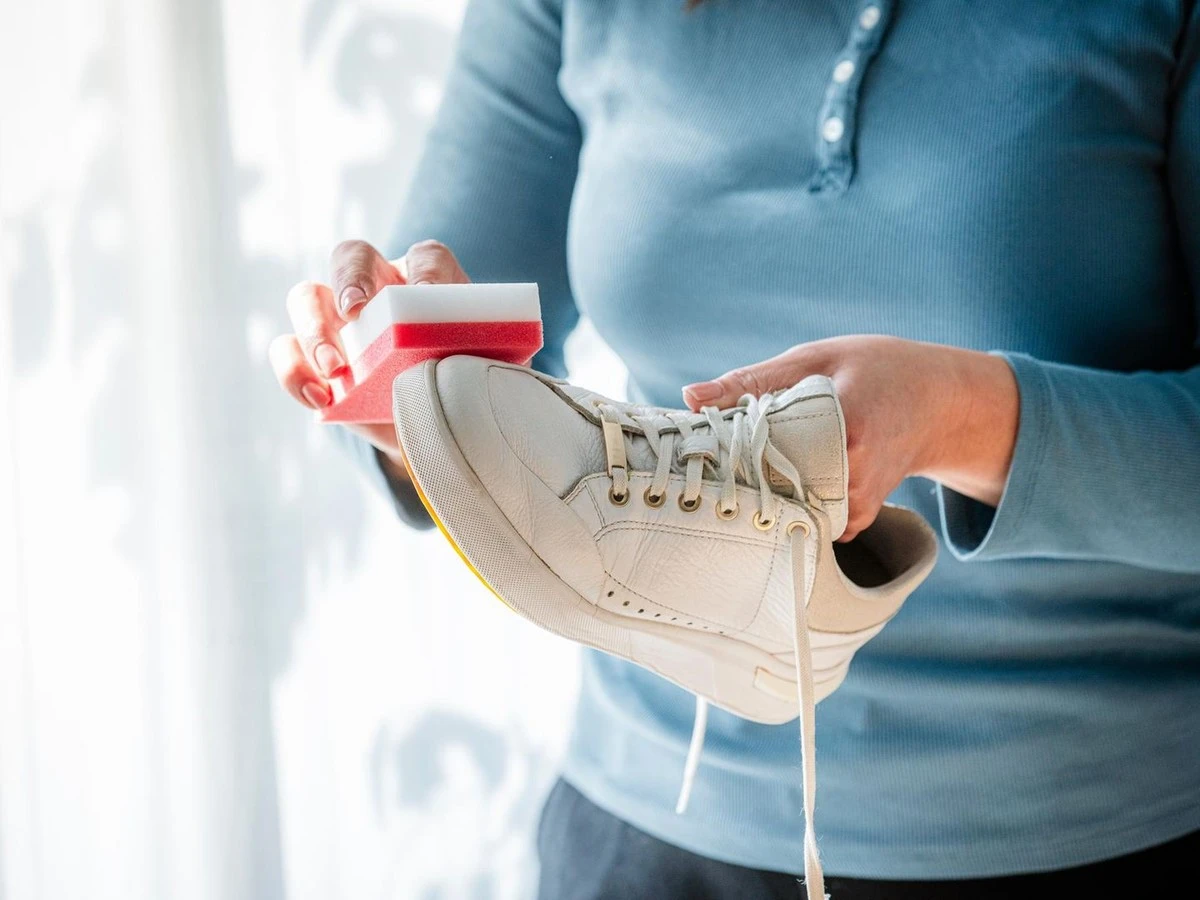 8 Hausmittel: So erstrahlen deine weißen Sneaker wieder wie neu – ganz ohne Waschmaschine - image 1