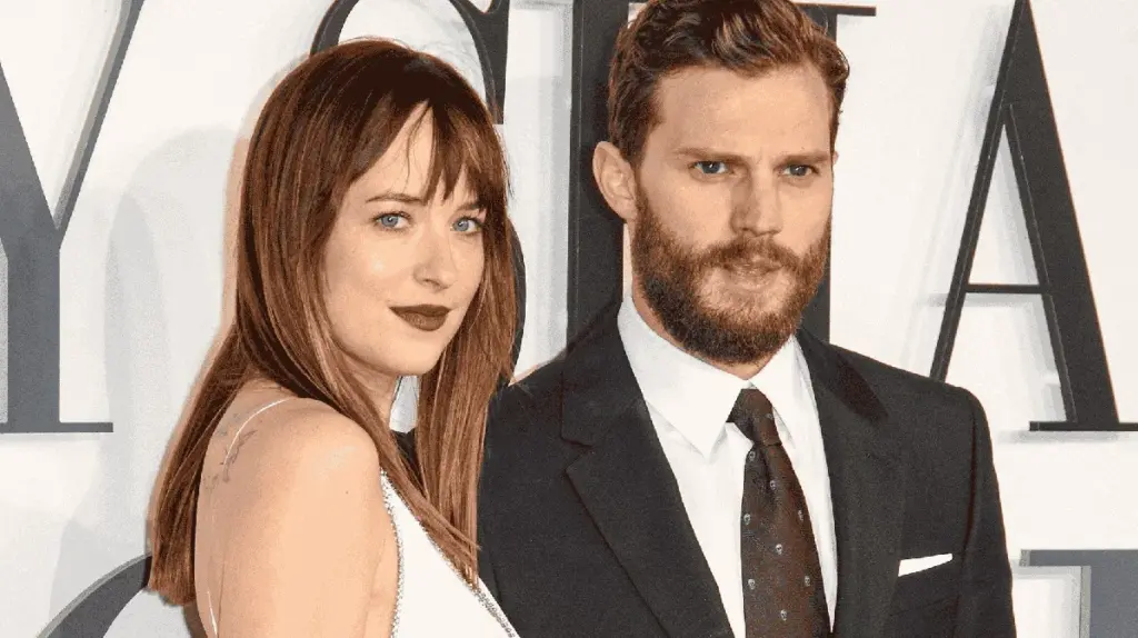 Besser als 50 Shades: Das waren 2025 die 3 meistverkauften Liebesromane bei Thalia (darunter ein echter Dark Horse)