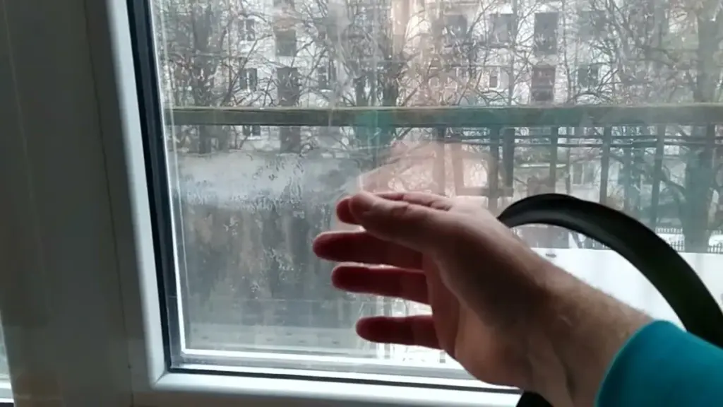 Darum stellen kluge Österreicher eine kleine Schale mit Salz zur Winterzeit auf die Fensterbank