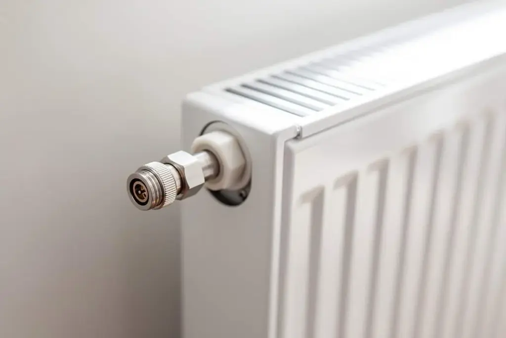 Darum stellen Profis einen Schwamm unter den Heizkörper, bevor sie ihn entlüften