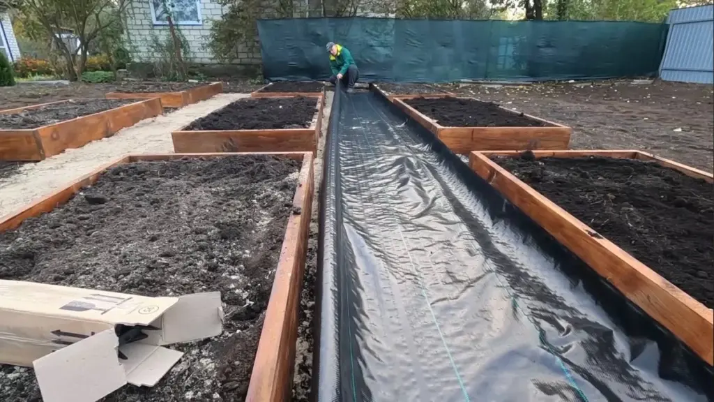 Das Geheimnis erfahrener Gärtner: Darum legen sie Agrargewebe auf dem Beet aus – kein Matsch mehr und der Boden bleibt locker.