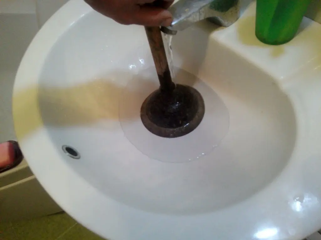 Der 30-Euro-Trick: Wie ich das Abflussrohr selbst reinigte und 800 Euro für den Installateur sparte