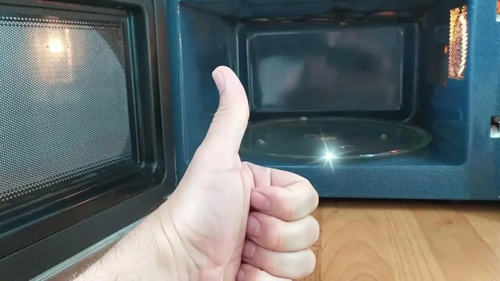 Der 5-Minuten-Trick: So reinigen Sie Mikrowellenfett wie vom Schwiegermutter gelernt