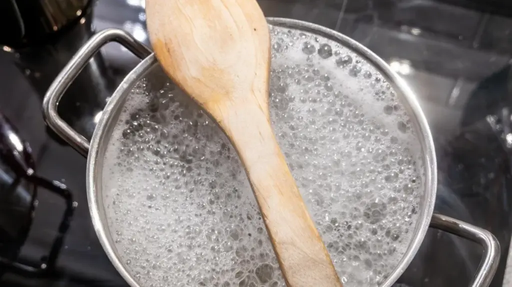 Der Holzlöffel-Trick: Warum Profis nie zulassen, dass Nudelwasser über den Topf randet