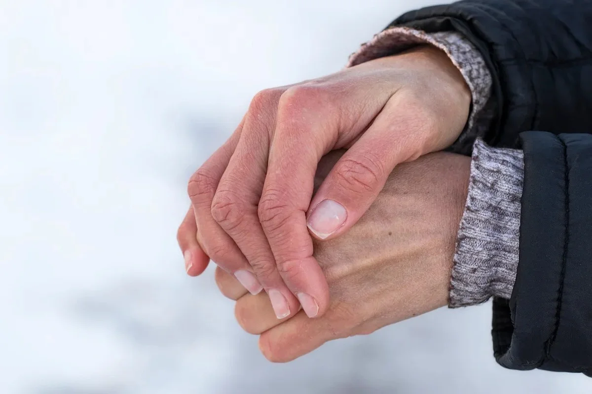 Der Trick österreichischer Gärtner: Warum eine einzige Kokosöl-Tropfen Ihre Hände im tiefsten Winter rettet - image 1