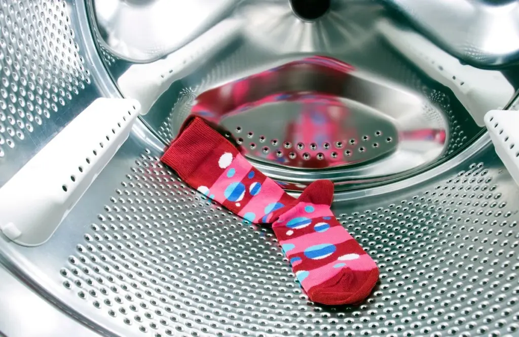 Der unscheinbare Ort an der Waschmaschine, an dem Experten Socken finden