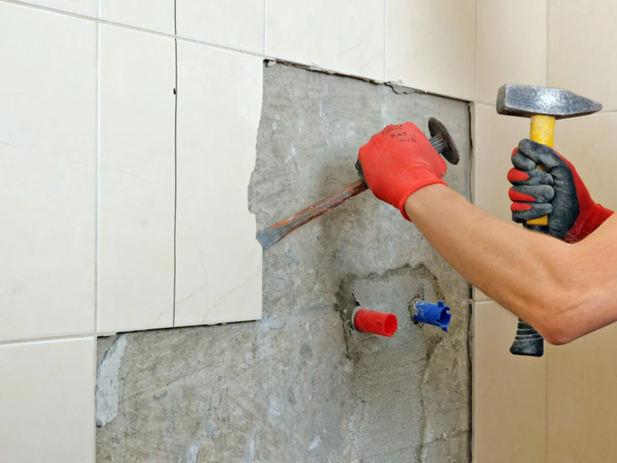 Die sanfte Methode: Wie Sie Wandfliesen ablösen, ohne sie zu zerstören – auch ohne Erfahrung - image 1