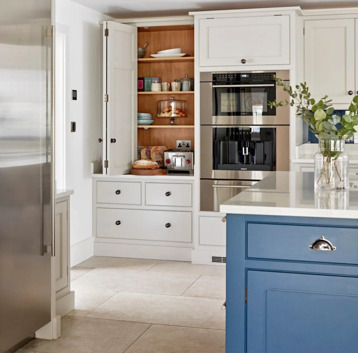 Die verborgene Warmhaltefunktion: Wofür die Schublade unter deinem Backofen wirklich da ist - image 1