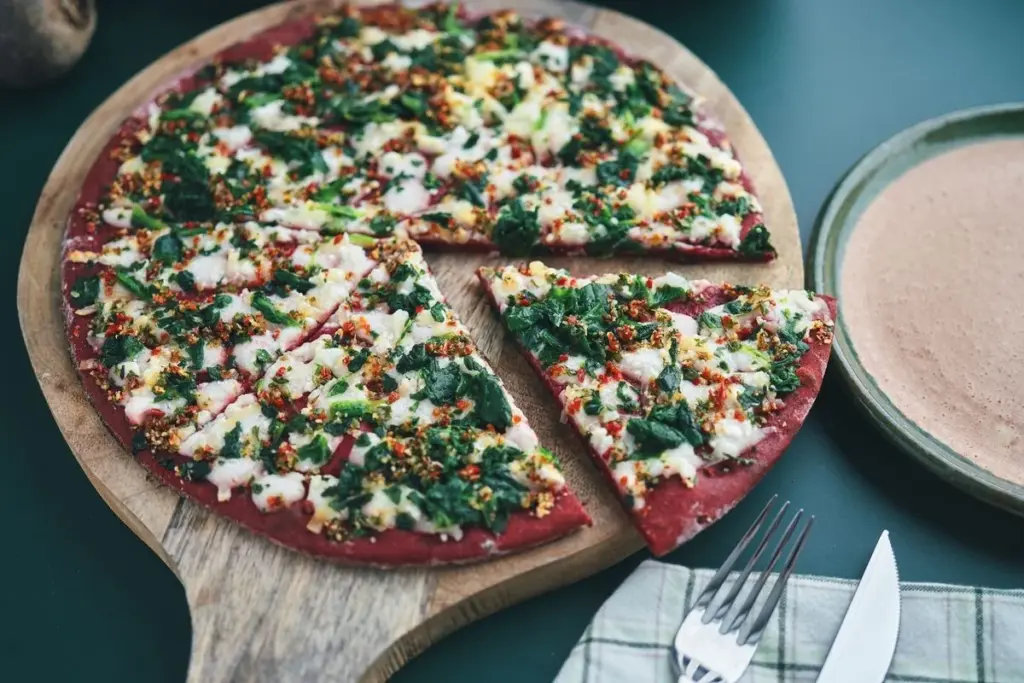 Drei Gründe, warum dieser leuchtend pinke Pizzateig alles ändert (Rotkohl-Geheimnis)