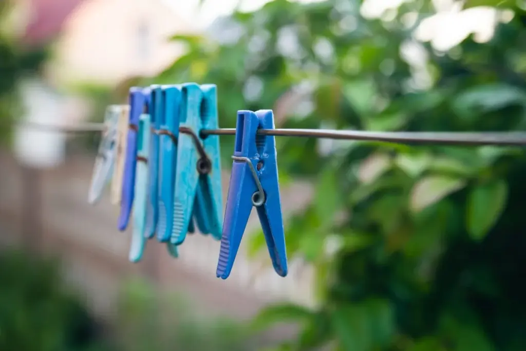 Drei Gründe, warum geübte Köche alte Wäscheklammern an Küchentüren befestigen