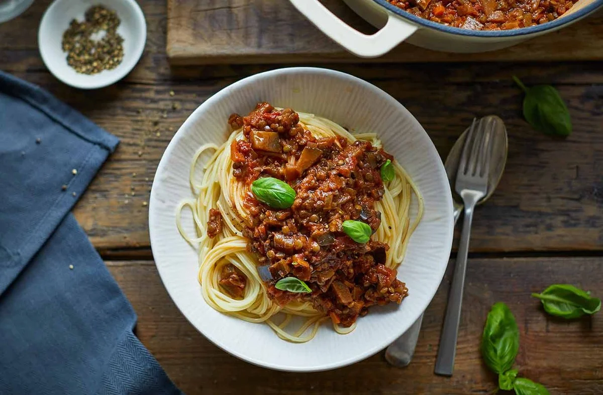 Drei Gründe, warum selbst überzeugte Fleischesser diese vegane Linsenbolognese lieben werden - image 1