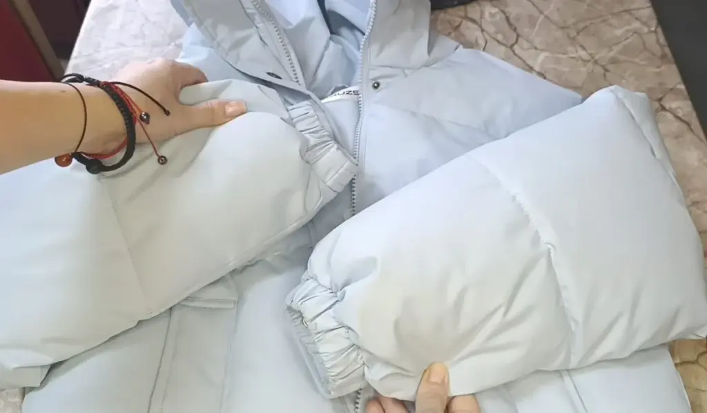 Drei Minuten für saubere Ärmel: Warum kluge Hausfrauen den Daunenmantel nicht mehr komplett waschen