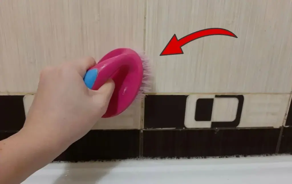 Drei Minuten und die Fliesen glänzen: Das geheime Pulver, das Sie in jeder Küche finden