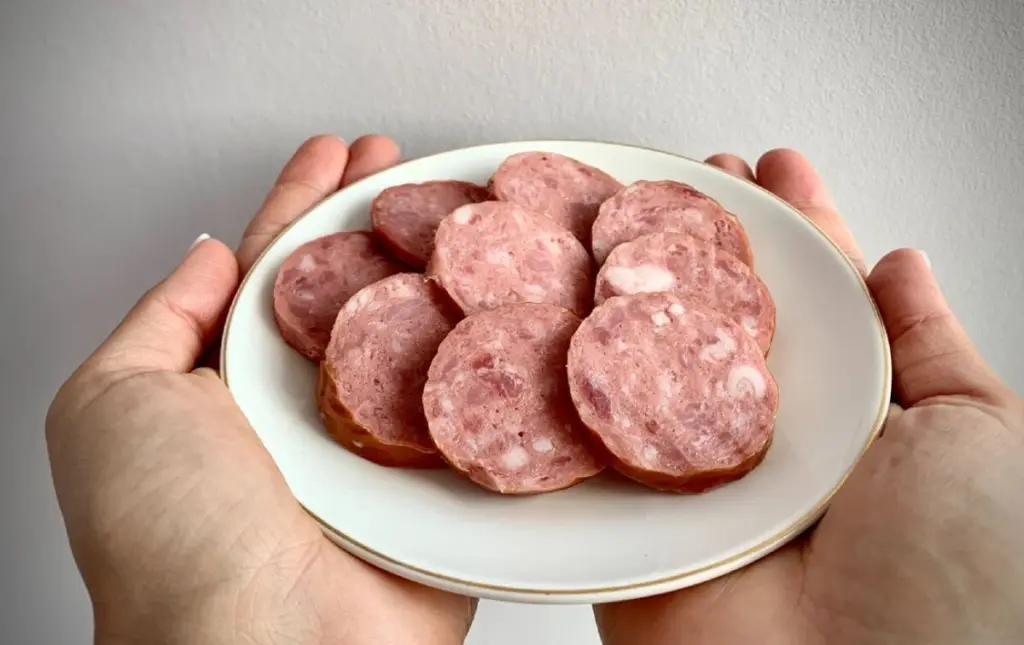 Ein einfacher Trick beim Wurstkauf: Warum die Verkäuferin darauf besteht, diesen einen Schritt zu machen