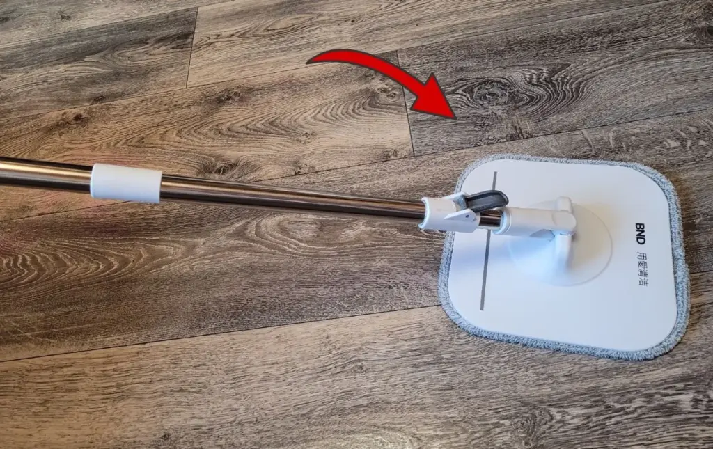 Ein Glas Essig auf 3 Liter Wasser: Mein Geheimtipp für blitzblanke Böden vor Silvester