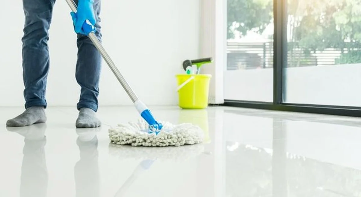 Ein Glas Essig auf 3 Liter Wasser: Mein Geheimtipp für blitzblanke Böden vor Silvester - image 2