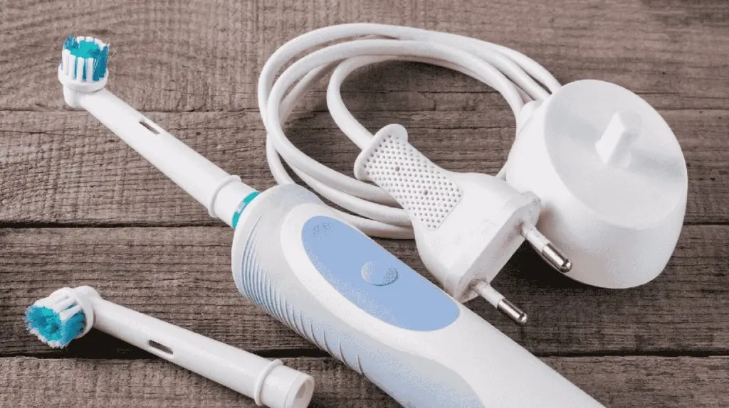 Elektrische Zahnbürste: Warum ein Wattepad auf der Ladestation Wunder wirkt