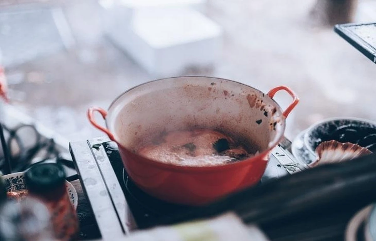 Emaillierte Töpfe werden wieder wie neu: Dieser eine Küchenhelfer weckte meinen fast abgeschriebenen Topf zu neuem Leben - image 1