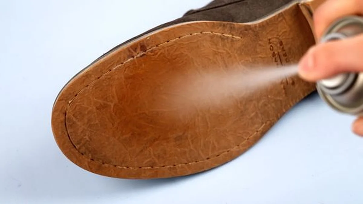 Haushaltsschuhe rutschen nicht mehr auf Fliesen wie auf Eis: 1 Handgriff für 5 Minuten – Sicherheit für die ganze Familie - image 1