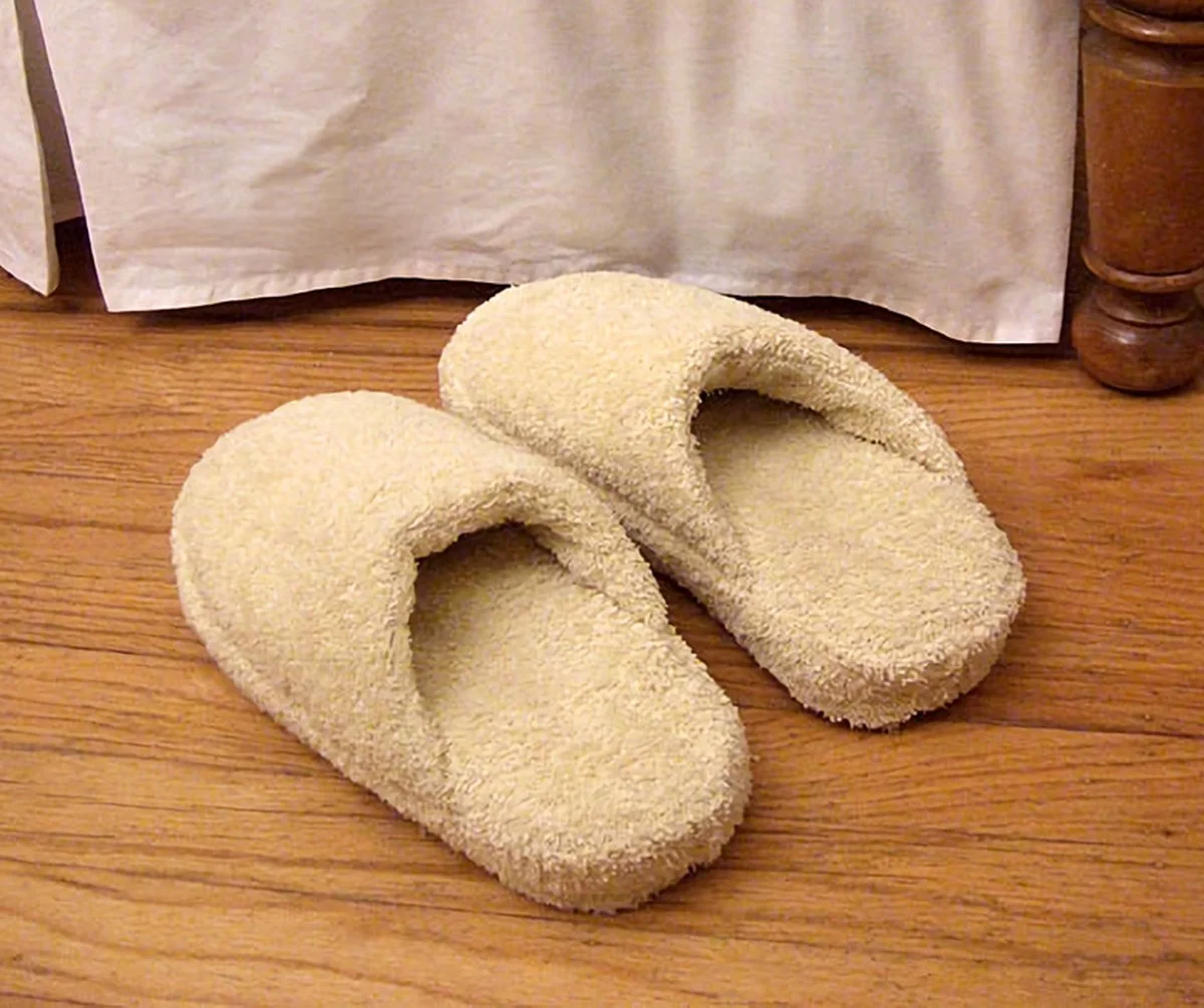 Haushaltsschuhe rutschen nicht mehr auf Fliesen wie auf Eis: 1 Handgriff für 5 Minuten – Sicherheit für die ganze Familie - image 2