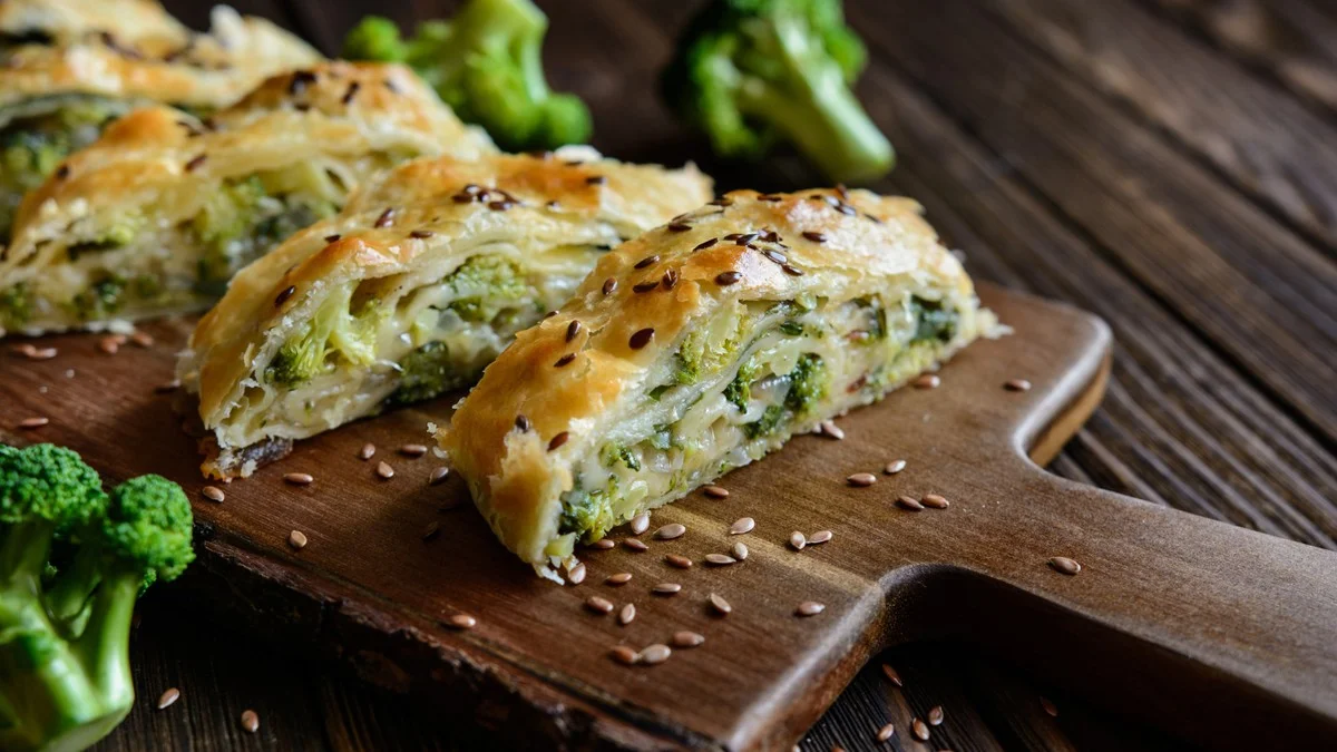 Herzhafter Brokkoli-Spinat-Strudel: So backst du einen veganen Ofen-Hit für dein Abendessen - image 2