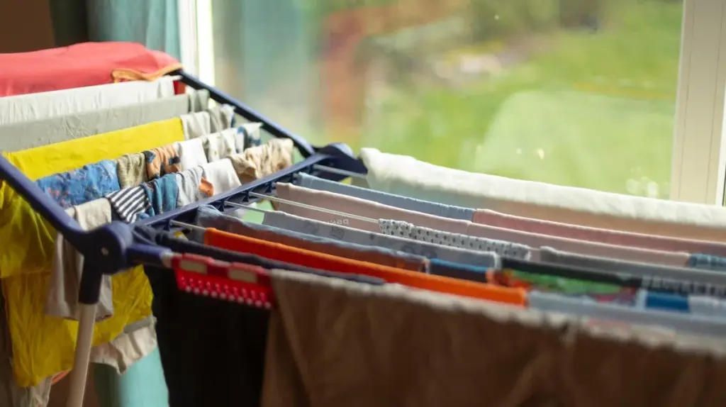 Im Winter trocknet Ihre Wäsche dank diesem Handtuch-Trick blitzschnell