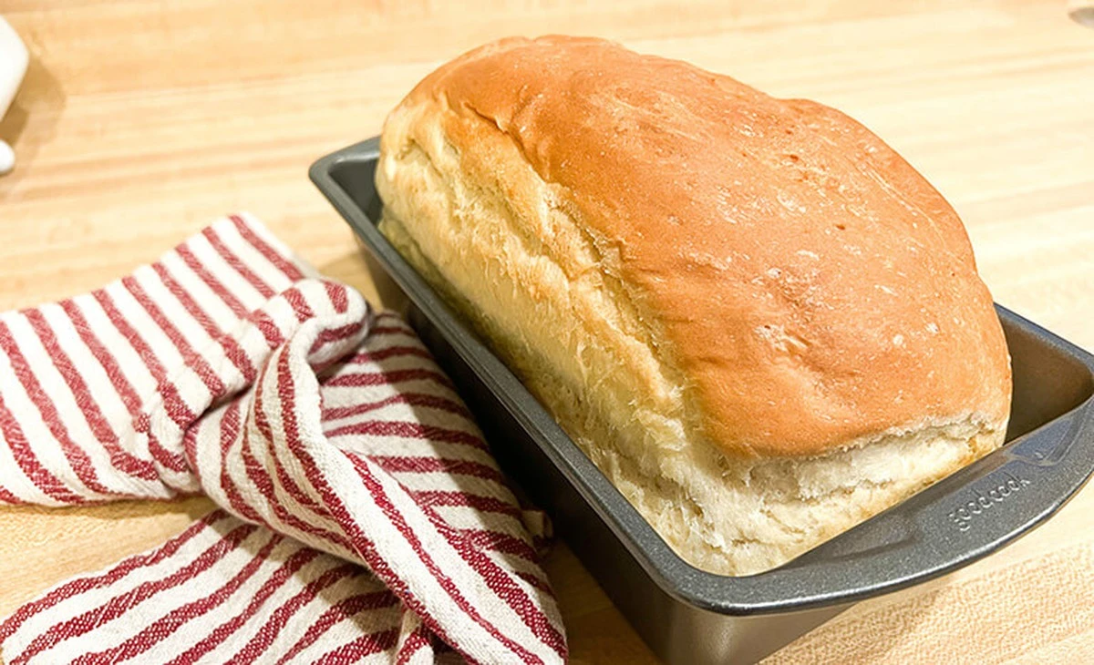 Knusprig statt klebrig: Dieses 3-Zutaten-Brötchen-Rezept rettet jeden Sonntagsbrunch - image 1