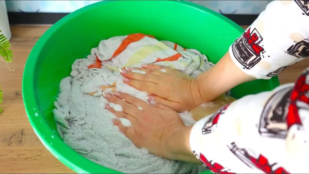 Küchenhandtücher wie neu: Kein Einweichen nötig, nur ein Geheimtrick mit Hausmitteln