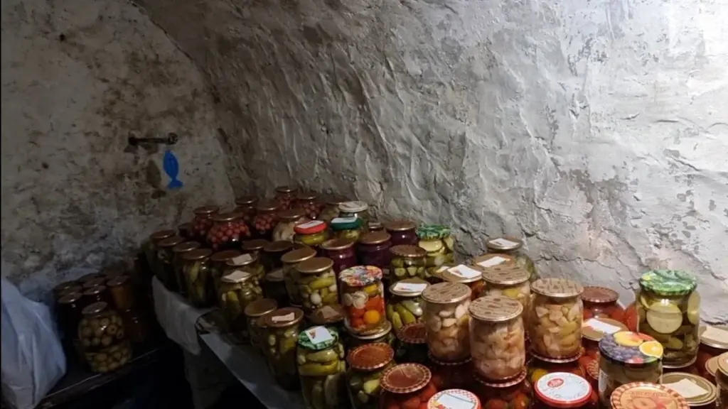 Лише 2 відра у льох – і про гниль та вогкість забула: урожай чудово зберігається до березня