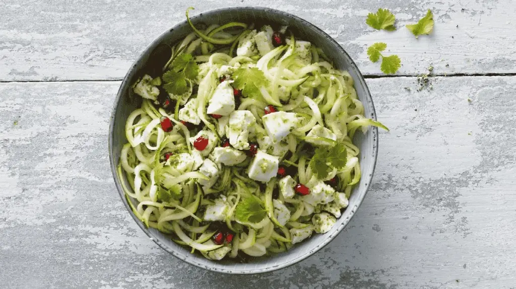 Vegane Zoodles mit Hirtenkäse: So lecker und leicht kann vegan sein
