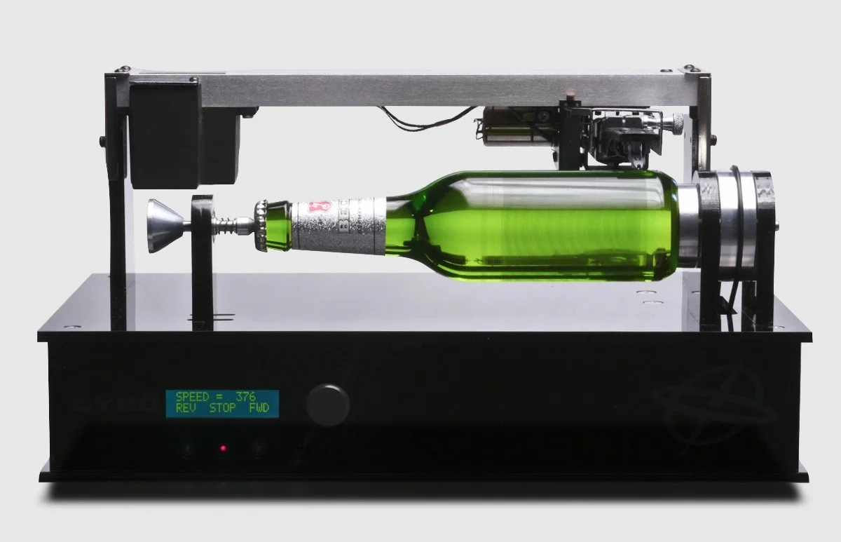 Warum erfahrene Gärtner eine Glasflasche kopfüber in den Boden stecken - image 1