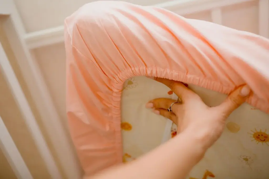 Warum erfahrene Hausfrauen Spannbettlaken immer am Tisch falten