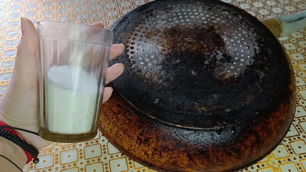 Warum erfahrene Hausfrauen zuerst die Pfanne von außen mit Senf einreiben