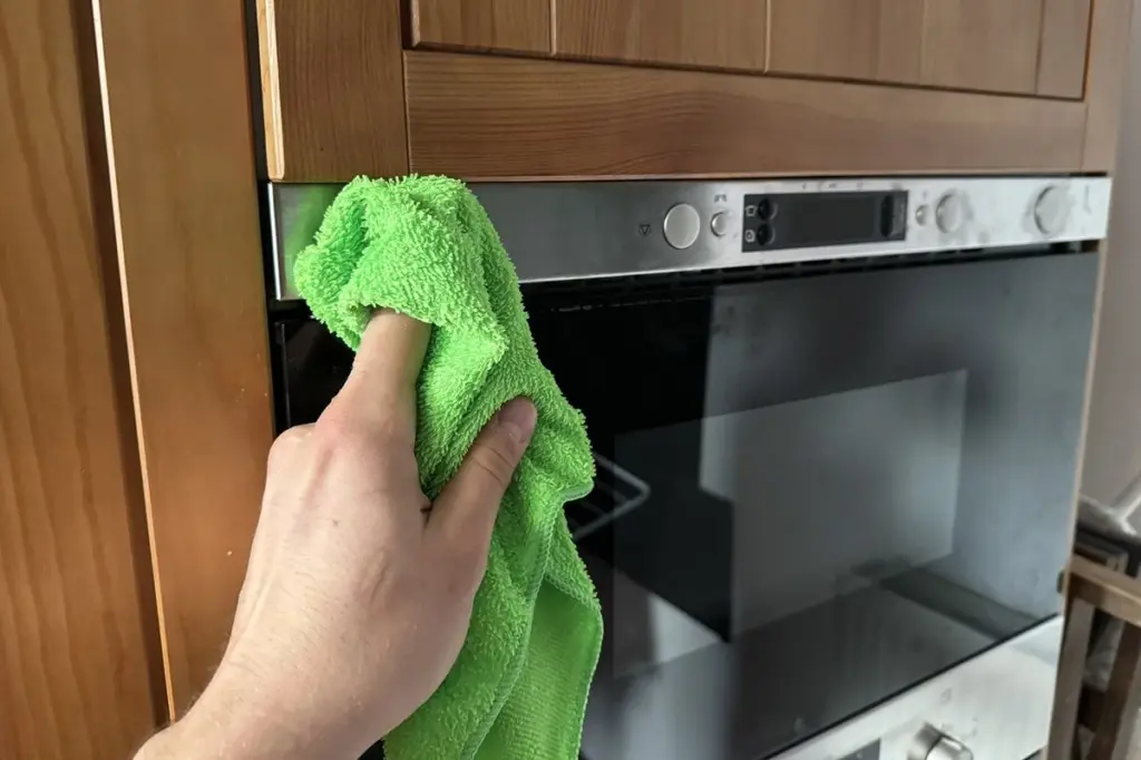 Warum erfahrene Hausfrauen drei Esslöffel Soda in die Mikrowelle stellen